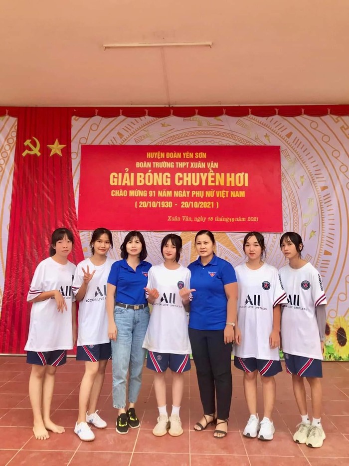 Cô Thu (thứ ba từ phải sang) chụp ảnh cùng giáo viên và học sinh tại giải bóng chuyền hơi do nhà trường tổ chức (Ảnh: NVCC)
