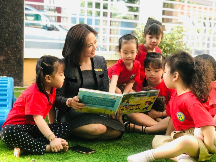 Ở cương vị mới, Cô Hương phải gánh vác nhiều trách nhiệm nặng nề để phát triển nhà trường. (Ảnh: NVCC)
