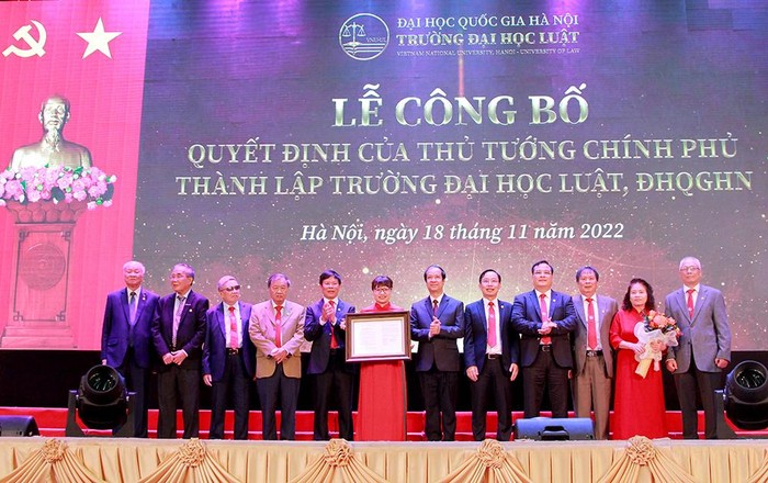 Bộ trưởng Bộ Giáo dục và Đào tạo Nguyễn Kim Sơn trao quyết định thành lập cho Trường ĐH Luật Hà Nội. (Ảnh: Mạnh Đoàn)