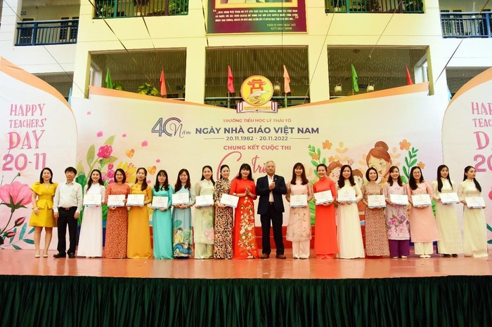 Ông Đào Ngọc Thanh, Chủ tịch Hội đồng quản trị Tổng công ty VINACONEX trao thưởng cho các cô giáo đạt giải trong Hội thi giáo viên dạy giỏi trường Tiểu học (Ảnh: Nhà trường)
