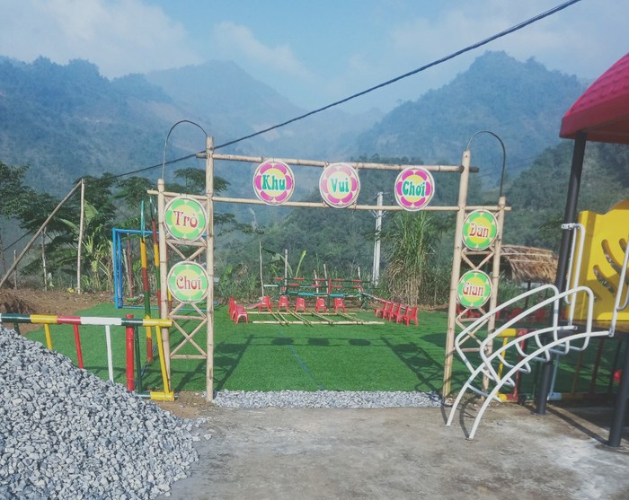 Cải tạo những khuôn viên vui chơi của điểm trường mầm non trên địa bàn huyện Đà Bắc. (Ảnh: NVCC)