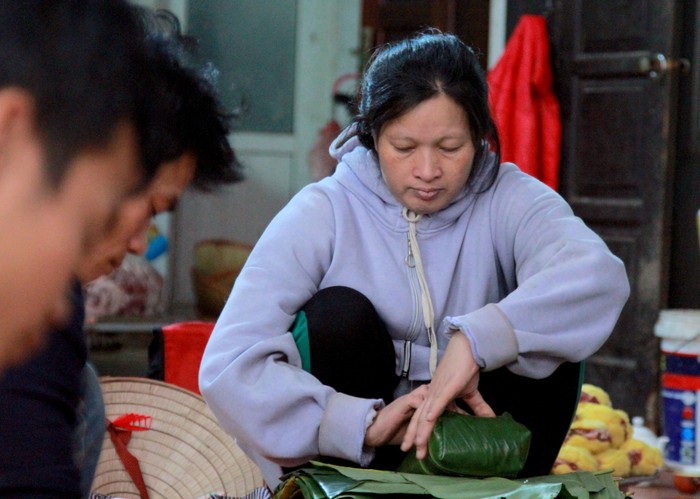 Chị Nguyễn Thị Tuyết đang gói bánh cùng các nhân công. (Ảnh: Mạnh Đoàn)