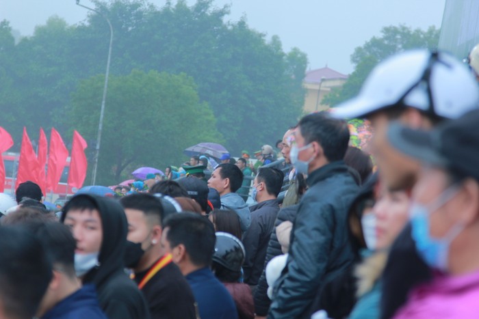 Sáng 6/2 dưới thời tiết mưa phùn, sương mù, nhiều gia đình, người thân, bạn bè đã đến tiễn các tân binh trong ngành công an và quân đội lên đường nhập ngũ tại Nhà văn hóa huyện Thanh Trì (Hà Nội). (Ảnh: Mạnh Đoàn)