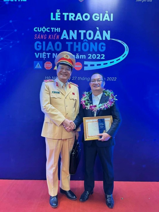 Tác giả Dương Anh Tuấn (bên phải) nhận giải tại cuộc thi tại cuộc thi Sáng kiến an toàn giao thông Việt Nam năm 2022. (Ảnh: NVCC)