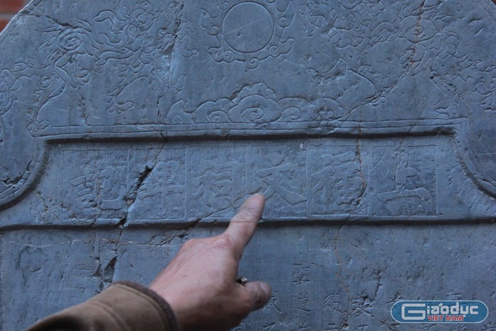 Trên bia đá có khắc chữ, theo thời gian có những dòng chữ bị phai mờ. (Ảnh: Mạnh Đoàn)