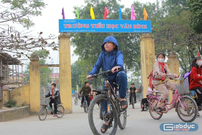 Học sinh Trường Tiểu học Văn Bình vào giờ tan trường phải nhìn trước ngó sau để sang đường.