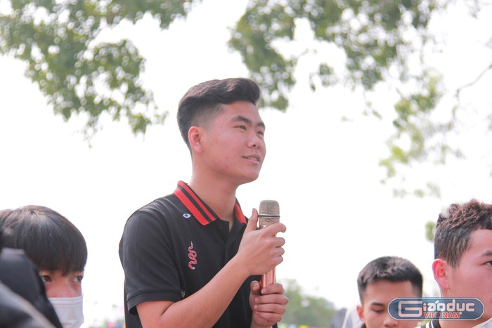 Em Nguyễn Dương Tuấn Anh (lớp 12A5) đặt câu hỏi với Nhà văn, Nhà báo Hoàng Anh Tú.