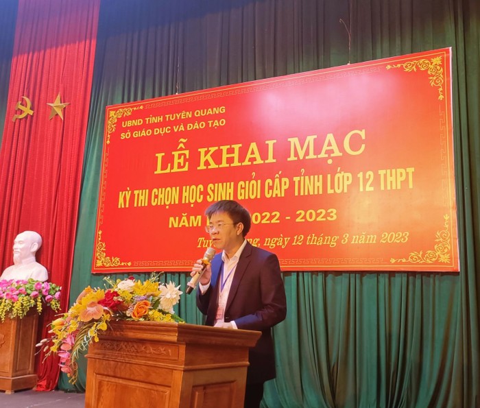 Phó Giám đốc Sở Giáo dục và Đào tạo Tuyên Quang - Nguyễn Văn Hiền phát biểu tại buổi lễ. (Ảnh: Sở GDĐT Tuyên Quang)
