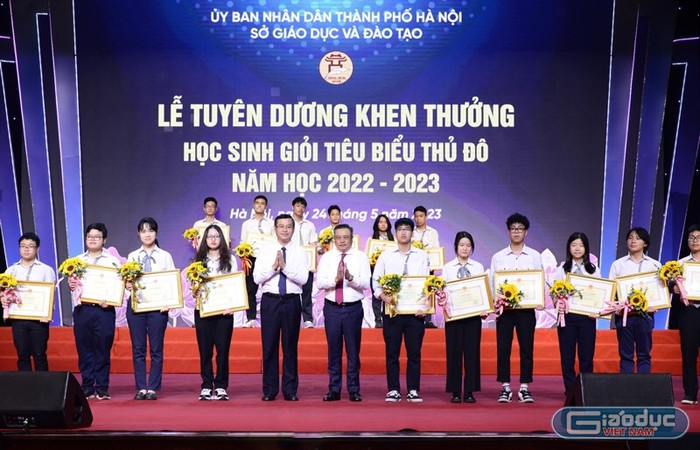 Nữ sinh Trần Như Hoa (đứng thứ tư từ bên trái ảnh sang) nhận bằng khen thưởng học sinh giỏi tiêu biểu thủ đô năm học 2022-2023. (Ảnh: NVCC)