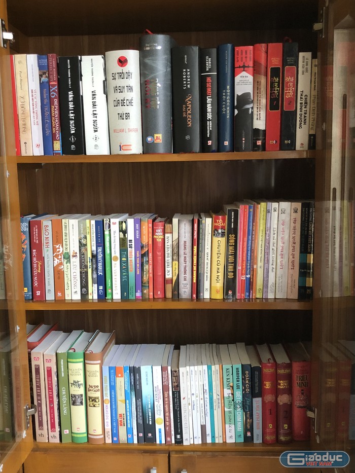 Nhiều cuốn sách lịch sử được Hoa mua bằng tiền thưởng từ các cuộc thi. (Ảnh: NVCC)