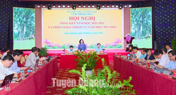 Thứ trưởng Bộ Giáo dục và Đào tạo Ngô Thị Minh kết luận hội nghị. (Ảnh: Báo Tuyên Quang)