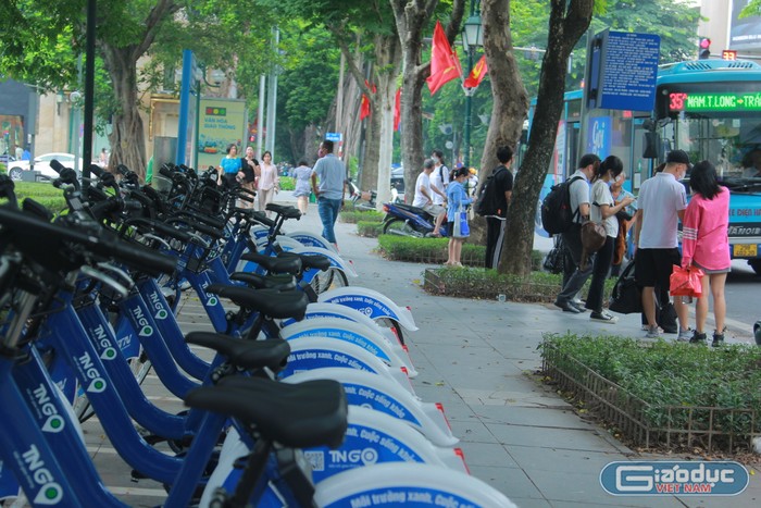 Điểm đặt xe đạp công cộng tại vườn hoa Nhà Hát Lớn tại đường Phan Chu Trinh. (Ảnh: Mạnh Đoàn)