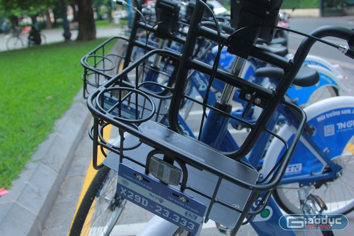 Xe đạp có chỗ để điện thoại, chai nước, để đồ ở giỏ xe khá tiện lợi cho người sử dụng dịch vụ. (Ảnh: Mạnh Đoàn)