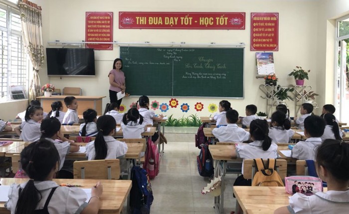 Giáo viên và học sinh trường Tiểu học Yên Lạc (Yên Thủy) (Ảnh: Báo Hòa Bình)