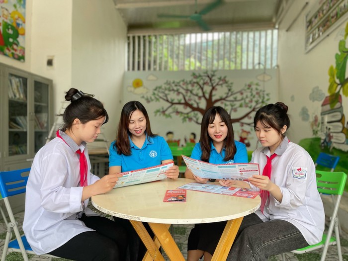 Cán bộ Bảo hiểm xã hội tỉnh Hòa Bình tuyên truyền về bảo hiểm y tế học sinh sinh viên cho học sinh trường Tiểu học và Trung học cơ sở Hòa Bình. (Ảnh: BHXH tỉnh Hòa Bình)