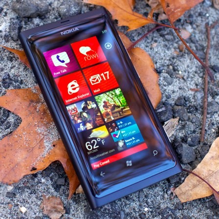 Nokia Lumia 800: Windows Phone là nền tảng chính dành cho smartphone của Nokia từ năm nay. Các sản phẩm hợp tác với Microsoft sẽ nhắm vào nhóm người dùng trẻ trong đó Lumia 800 là model cao cấp nhất.