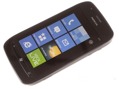 Nokia Lumia 710: Không gây ấn tượng với bộ vỏ nguyên khối từ hợp chất Polycarbonate như Lumia 800 nhưng 710 lại có cấu hình gần tương đương với vi xử lý lõi đơn Qualcomm MSM8255 Snapdragon tốc độ 1,4 GHz, đồ họa Adreno 205, RAM 512 MB và màn hình cảm ứng điện dung 3,7 inch.