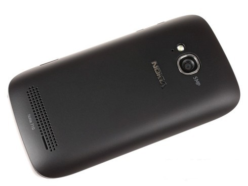 Lumia 710 được Nokia rút gọn đôi chút với camera độ phân giải 5 megapixel và bộ nhớ trong 8 GB.
