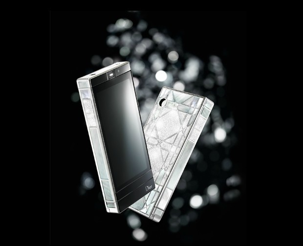 Christian Dior Reverie: Mẫu điện thoại này được làm từ các vật liệu quý như sapphire, vàng và khảm trai.