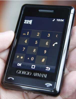 Samsung Giorgio Armani Samsung có giá khoảng 758 USD.