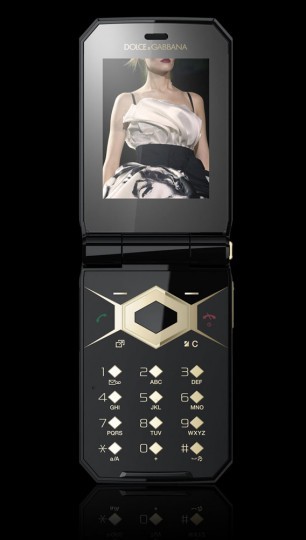 Sony Ericsson Jalou có camera 3.2 MP có thể quay video, khả năng đánh dấu vị trí ảnh chụp, Photo feeds, Photo fix và công nghệ gửi ảnh trực tiếp lên các trang chia sẻ online.