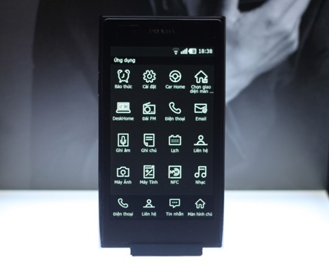 LG Prada 3.0: LG bắt đầu đưa ra thị trường chiếc smartphone hợp tác với Prada đầu tiên, thiết kế đẹp và màn hình Nova rực rỡ.