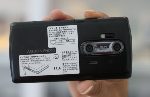 Mặt sau của máy là hai camera được xếp theo chiều dọc, cùng với loa ngoài và đèn. Hai chiếc camera này cho phép máy chụp ảnh 8MP và quay phim 3D với độ phân giải HD (720p).