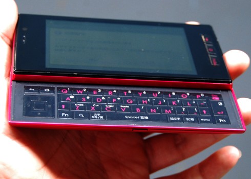 Chiếc điện thoại thông minh SoftBank Sharp Galapagos 005SH được xem là smartphone 3D đầu tiên trên thế giới có bàn phím QWERTY