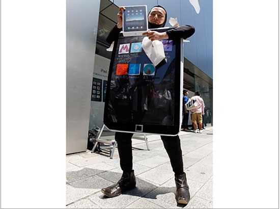 Một fan cuồng với trang phục iPad sung sướng sau khi mua được chiếc iPad của mình từ Apple store tại Tokyo hồi tháng 5 – 2010.