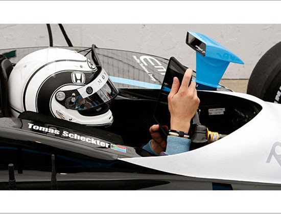 Tay đua trứ danh Tomas Scheckter xem xét bài tập của mình trên chiếc iPad trong khi tập huấn tại đường đua Indianapolis.