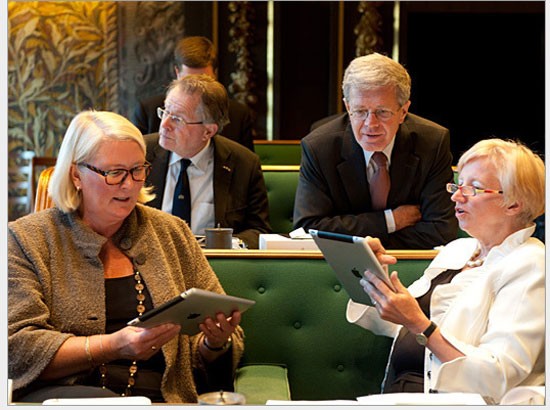 Thượng nghị sĩ De Vries.-Leggedoor (trái), Flierman và Martens (phải) dùng iPad tại Nhà Quốc hội ở Hague. Các thành viên của Thượng viện Hà Lan sẽ không còn phải còng lưng với việc mang theo cả chồng tài liệu dạng bản in nữa vì tất cả đã được lưu trữ trong những chiêc iPad tiện dụng.