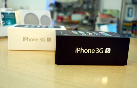 iPhone 3G S vẫn trung thành với kiểu dáng cũ nhưng chiếc điện thoại được hàng triệu người dùng mong chờ của Apple có tốc độ hoạt động nhanh gấp đôi, hỗ trợ la bàn số. Tính năng điều khiển bằng giọng nói cho phép người dùng ra lệnh cho các ứng dụng. iPhone 3G S có lúc giá cao điểm ở Việt Nam trên 20 triệu đồng. Giá tham khảo hiện tại 5. 700.000Đ phiên bản quốc tế 16GB mới 99%.
