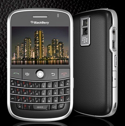 BlackBerry Bold 9000 nổi bật và sang trong với bề mặt hoàn toàn là màu đen, có viền mạ crôm, nắp lưng máy là một lớp giả da. Kiểu dáng vừa vặn và cân đối nhưng vẫn là một bàn phím QWERTY đầy đủ và màn hình lớn – đặc trưng của BlackBerry. Bàn phím của Bold trông oai vệ, các nút bấm căng lên với các đường cắt tinh tế vát qua. Dưới một vẻ ngoài đẹp mắt, BlackBerry Bold chứa đựng bộ vi xử lý 624 MHz Marvell Tavor PXA930, bộ nhớ trong có dung lượng 1GB. Giá tham khảo hiện tại 2.650.000 vnđ