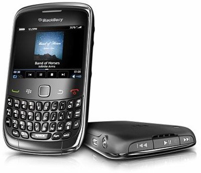 Blackberry 9300 Curve máy thuộc dòng Curve nên cũng giống như các model khác thuộc dòng Curve, máy có thiết kế mượt mà nhưng vẫn chắc chắn. Có thể nói Blackberry 9300 là sự kết hợp hoàn hảo giữa 2 model cao cấp trước đó của dòng Curve là 8520 và 8900 javelin. Điểm khác biệt về thiết kế là vành bezen của máy được mạ một lớp Crom bóng bẩy nhìn rất sang trọng và khác biệt. Giá tham khảo hiện tại 3.990.000 vnđ