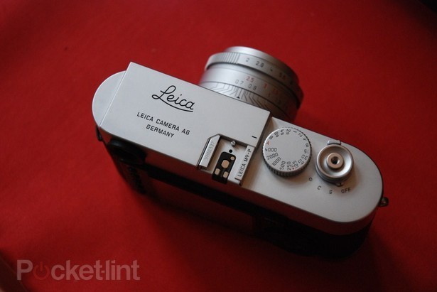 Logo Leica nằm ở phần trên của máy. Không có logo Leica màu đỏ phía trước giống như đa số các model máy ảnh khác của hãng.