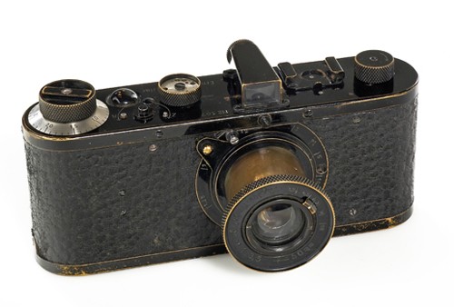 Leica 0-Serie Nr.107: Leica 0-Serie Nr.107 nằm trong chuỗi 25 chiếc được sản xuất đầu tiên của Leica và cũng là mẫu camera đầu tiên được xuất khẩu của hãng. Leica 0-Serie Nr.107 được bán đấu giá tại chương trình bán đấu giá WestLicht Photographica phiên thứ 19 diễn ra tại thành phố Vienna lên lên tới 1.320.000 euro (khoảng 1,9 triệu USD).