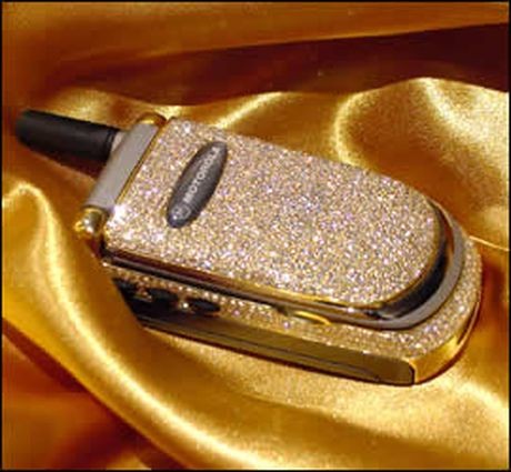 Motorola V220 Special Edition: Nhà thiết kế người Úc Peter Aloisson đã lấy chiếc V220 cho cảm hứng sáng tác của mình. Chiếc điện thoại phiên bản đặc biệt này được trang trí bằng 1.200 viên kim cương và bàn phím là vàng 18 carat. Giá của V220 là 51.000USD, và chỉ thích hợp cho các cầu thủ bóng đá và ngôi sao màn bạc thích sự phô trương và sành điệu.