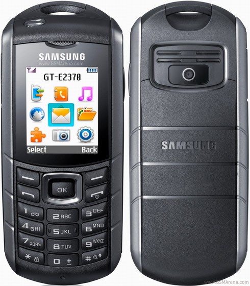 Samsung E2370 Xcover được thiết kế khá độc đáo với lớp vỏ bọc cao su ở phía ngoài tạo cảm giác chắc chắn cho người cầm nó, cùng với tính năng chống va đập mạnh và chống thấm nước. Xcover E2370 được sở hữu màn hình TFT 1,8 inch, độ phân giải 128 x 160 pixel, camera VGA, hỗ trợ thẻ nhớ trong 5MB và khe cắm thẻ nhớ MicroSD 2GB.