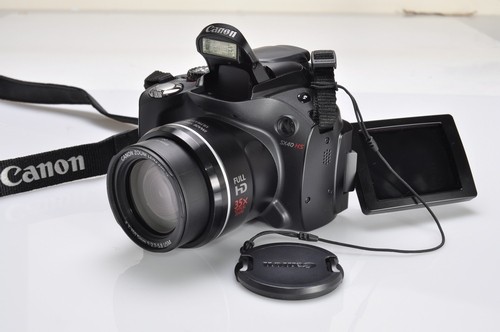 Canon PowerShot SX40 HS được trang bị cảm biến CMOS độ phân giải 12,1-megapixel, bộ xử lý hình ảnh DIGIC 5 và hệ thống HS (High Sensitive) tối ưu cho khả năng giảm nhiễu ảnh ở mức ISO cao. Ngoài khả năng chụp hình độ phân giải lên đến 4000x3000 điểm ảnh với tỷ lệ khung hình 4:3, chiếc máy ảnh siêu zoom này còn hỗ trợ quay phim Full HD. PowerShot SX40 HS có kích thước 122,9x92,4x107,7mm và nặng khoảng 557g (chưa tính pin và thẻ nhớ).