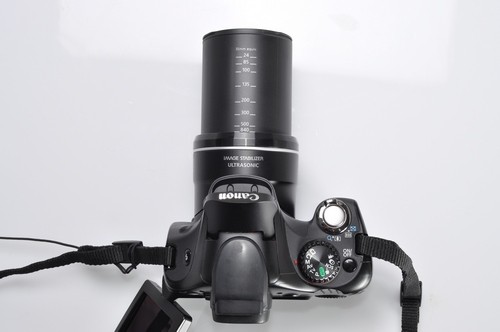 Canon PowerShot SX40 HS được trang bị ống kính siêu zoom 35X có khẩu độ F1/2.7 - 5.8, dải tiêu cự 4.3 - 150.5mm. Ống kính siêu zoom này còn được trang bị hệ thống lấy nét siêu êm cùng hệ thống ổn định hình ảnh (IS) thông minh tối ưu cho mọi tình huống chụp ảnh của người dùng. Hơn nữa, để thuận tiện hơn cho người sử dụng, Canon còn ghi hẳn các thông số độ dài tiêu cự tương đương với phim 35mm ngay trên thân ống kính.