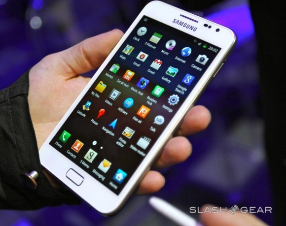 1- Galaxy Note: Galaxy Note là một thiết bị chắc chắn, nhưng kích cỡ của nó khá bất tiện đối với hầu hết người dùng. Với màn hình 5.3-inch, Note lớn hơn bất kỳ smartphone khác trước đó.