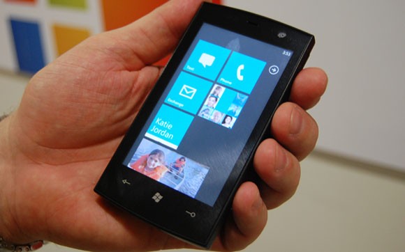 3- Điện thoại Windows Phone 7: Windows Phone 7 đã có mặt trên thị trường 1 năm rưỡi. Mặc dù những điện thoại khá đa dạng và có thiết kế bắt mắt, nhưng hệ sinh thái này vẫn chưa thực sự phổ biến. Vấn đề lớn nhất của điện thoại Windows Phones chính là thiếu đi hỗ trợ từ các nhà phát triển ứng dụng. một smartphone chẳng khác nào một kẻ vô dụng khi thiếu đi những ứng dụng.
