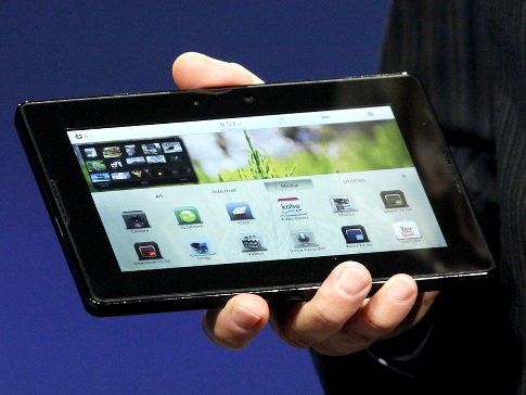 6- Blackberry Playbook: PlayBook đã từng làm người tiêu dùng phải thất vọng. Khi nó được ra mắt cách đây một năm, chiếc tablet này bị tẩy chay bởi không tích hợp email và ứng dụng lịch. RIM cũng gặp rắc rối trong việc hợp tác với những nhà phát triển để đưa ra những ứng dụng cho PlayBook. Một số những vấn để đã được sửa chữa với bản cập nhập phần mềm gần đây, nhưng nó là quá ít và quá muộn. PlayBook phiên bản 16GB giá 200 USD. NT