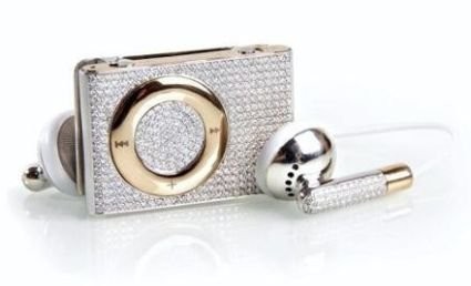 Máy nghe nhạc iPod Shuffle: Thiết bị được trang trí hoàn toàn bằng vàng, platium và 430 viên kim cương. Giá bán 40.000 USD.