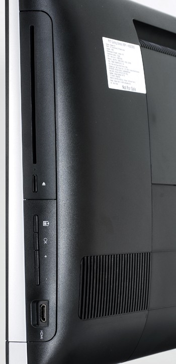 Cạnh phải là khay ổ quang DVD dạng nuốt đĩa và ngõ vào HDMI giúp máy có thể nhận nguồn phát từ các đầu HD hay PC...