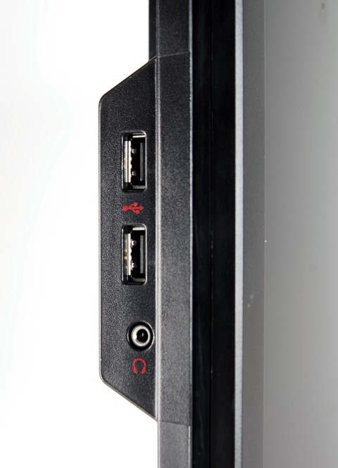 Hai cổng USB và cổng âm thanh bên cạnh trái.