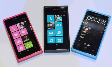 Nokia Lumia 800: Lumia 800 có thiết kế nguyên khối. Mặt sau tích hợp camera 8 megapixel, ống kính Carl Zeiss. Màn hình ClearBlack AMOLED 3,7 inch, độ phân giải 800 x 480 pixel.Máy dùng chip đơn nhân bộ vi xử lý 1,4 GHz, RAM 512 MB. Bộ nhớ trong 16 GB.