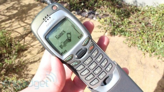 Nút cuộn kiểu bánh xe giúp người dùng điều khiển menu dễ dàng hơn, trong khi cảm biến hồng ngoại chỉ hỗ trợ loạt di động Nokia 6100-series và máy in tương thích. Dù không thể phát video, Nokia 7110 khiến người xem bất ngờ trước khả năng trình diễn ảnh GIF và màn hình hiển thị tuyệt vời dưới ánh sáng mặt trời.