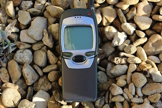 Thể hiện phong cách “quả chuối” linh hoạt, Nokia 7110 sở hữu bàn phím trượt chắc chắn, danh ba "khủng" chứa 1.000 số, âm thanh nghe gọi sướng tai... Với tổng trọng lượng 141 gram, việc cầm nắm Nokia 7110 trên tay rất thoải mái và độ bền đáng kinh ngạc theo thời gian.