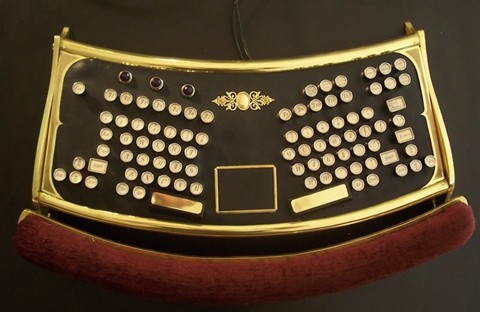Chiếc bàn phím này là sự kết hợp giữa vàng ròng và gỗ quý.